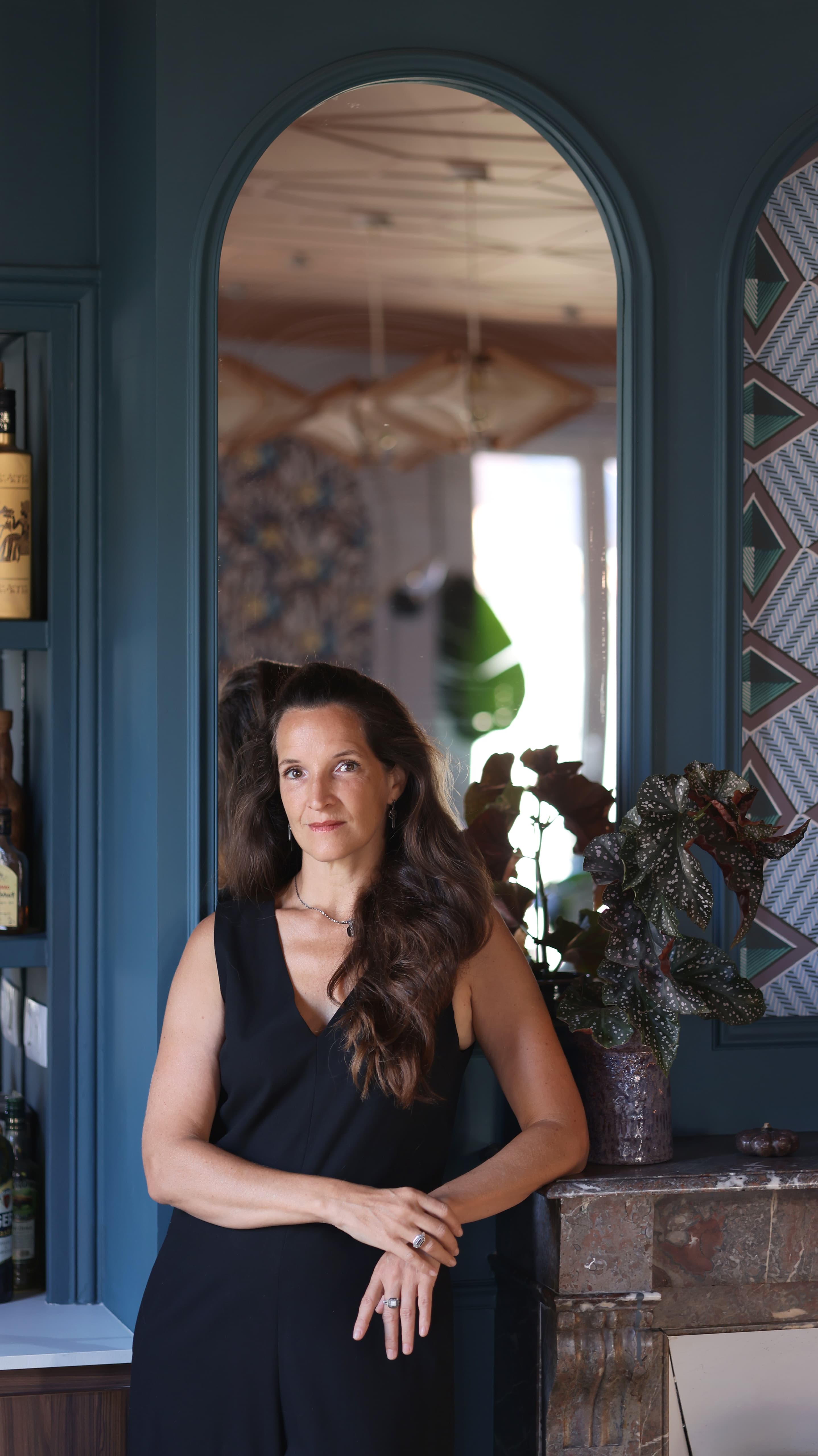 Guylaine Desgorce, fondatrice de D’intérieur, dans un salon d’inspiration Art déco