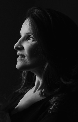 Guylaine Desgorce, portrait de profil en noir et blanc