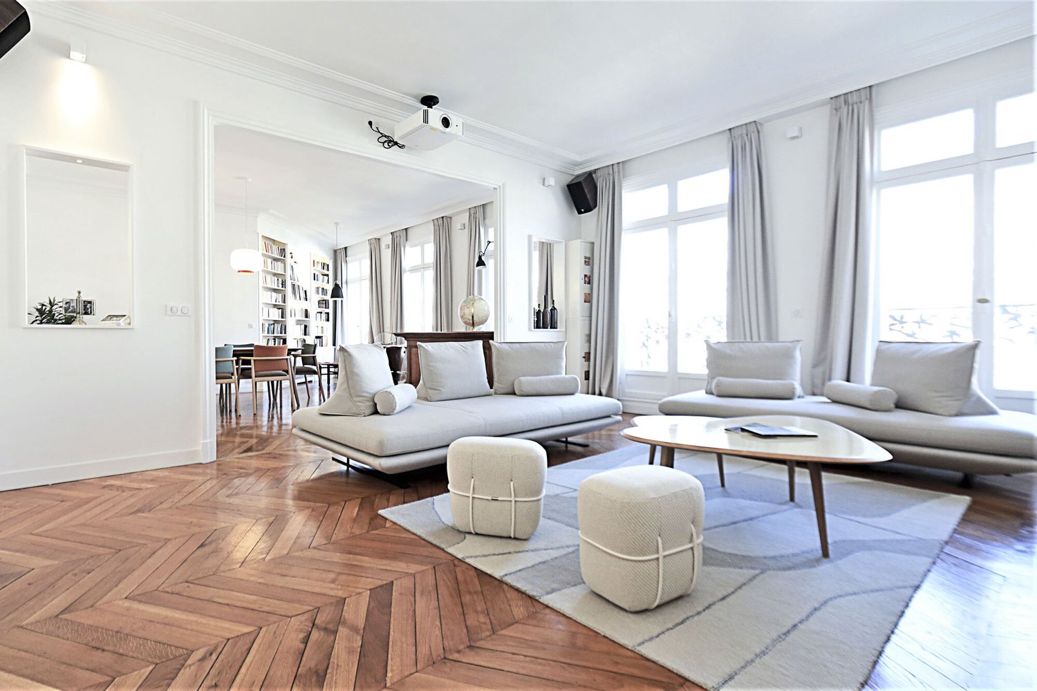 Salon lumineux et mobilier contemporain dans un appartement haussmannien de 185 m² à République, Paris