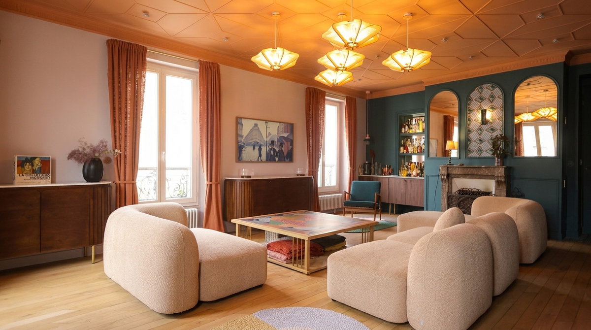 Vue d’ensemble du salon, plafond terracotta et boiseries bleu canard