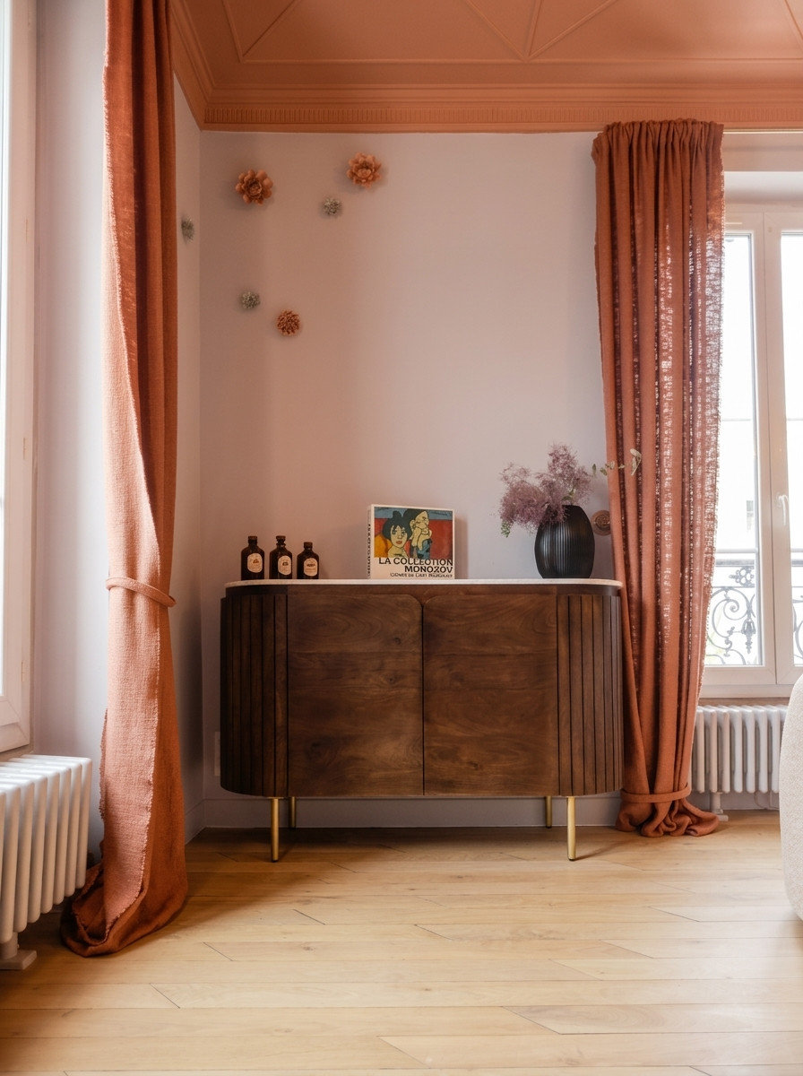 Buffet en bois entre les fenêtres du salon