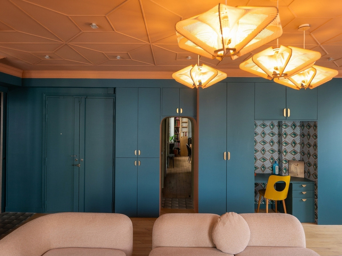 Rangements intégrés au mur bleu canard sous le plafond terracotta