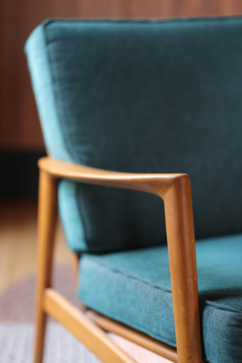 Fauteuil en velours bleu et structure en bois