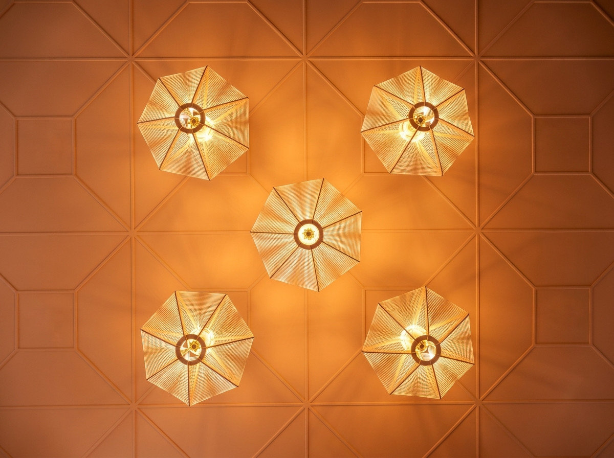 Vue du plafond géométrique et de la composition des suspensions