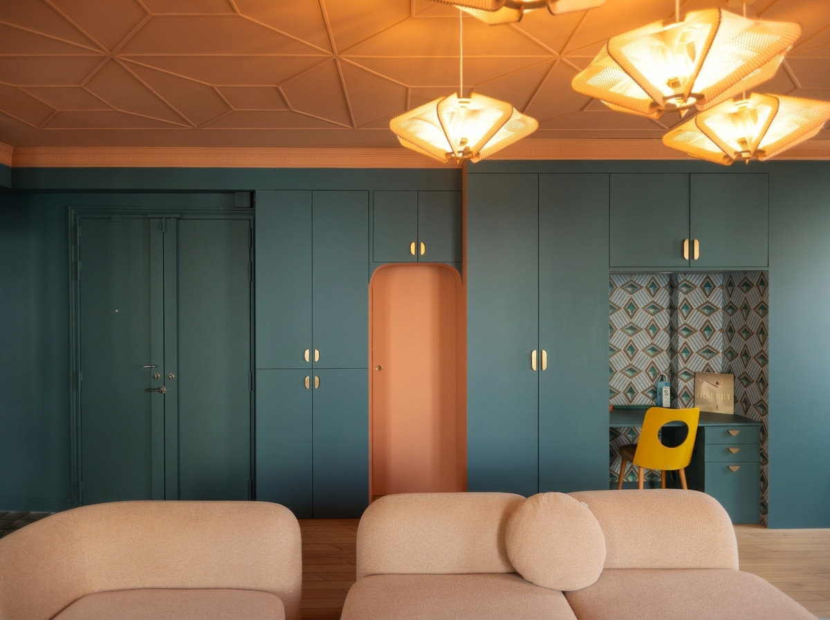 Mur de rangements bleu canard et porte terracotta