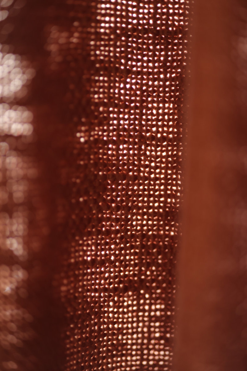 Jeu de lumière à travers le tissu des rideaux